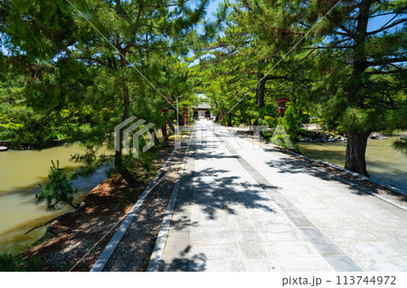 【備前国一宮】吉備津彦神社　参道と随神門1　岡山県岡山市北区 113744972