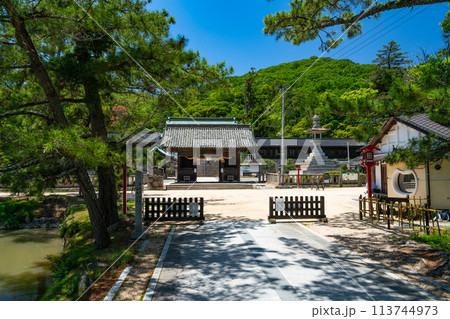 【備前国一宮】吉備津彦神社　参道と随神門2　岡山県岡山市北区 113744973