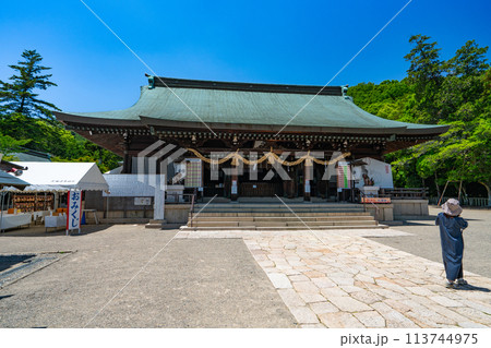 【備前国一宮】吉備津彦神社　初夏の青空と拝殿1　岡山県岡山市北区 113744975