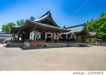 【備前国一宮】吉備津彦神社 初夏の青空と社殿2 岡山県岡山市北区 【備前国一宮】吉備津彦神社 初夏の青空と社殿2 岡山県岡山市北区 113744978