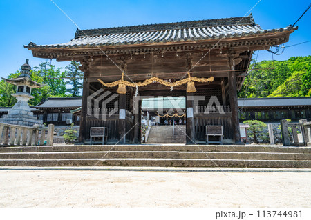 【備前国一宮】吉備津彦神社　初夏の青空と随神門　岡山県岡山市北区 113744981