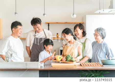 家のキッチンで子供と一緒に料理・クッキングする三世代家族・夫婦・親子（野菜・健康・栄養） 113745015