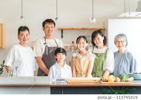 家のキッチンで子供と一緒に料理・クッキングする三世代家族・夫婦・親子 家のキッチンで子供と一緒に料理・クッキングする三世代家族・夫婦・親子 113745019