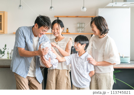 赤ちゃんを娘と息子に見せる・お披露目するパパと家族・ファミリー 113745021