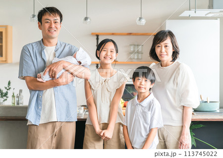 笑顔の仲のいいファミリー・5人家族（家族写真） 113745022