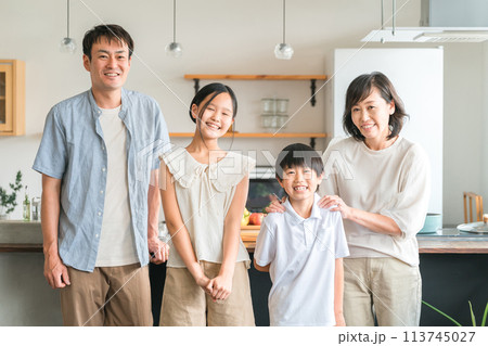 笑顔の仲のいいファミリー・4人家族（家族写真） 113745027