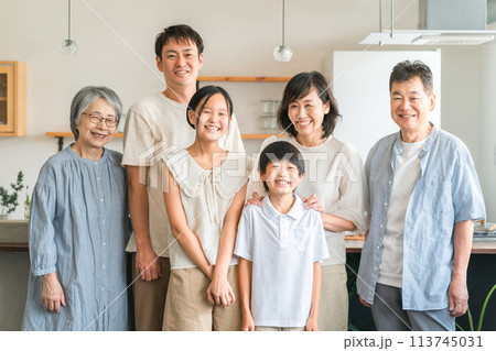 笑顔の三世代家族・ファミリー（老若男女・二世帯） 113745031