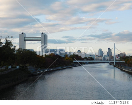 夕方近くの堀川 夕方近くの堀川 113745128