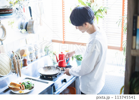 朝ご飯を作る男性 朝ご飯を作る男性 113745541