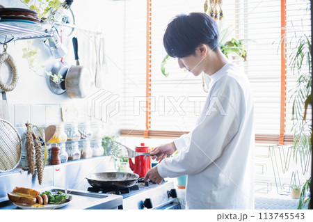 料理をつくる男性 113745543