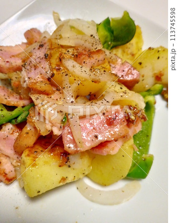 ジャガイモとベーコン、妻の手作り家庭料理、家庭で楽しむ夕ご飯、幸せ家族 113745598