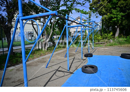 小学校の鉄棒 小学校の鉄棒 113745606