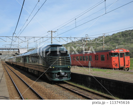 厚東駅でトワイライトエクスプレス瑞風を追い抜くキハ40系 厚東駅でトワイライトエクスプレス瑞風を追い抜くキハ40系 113745616