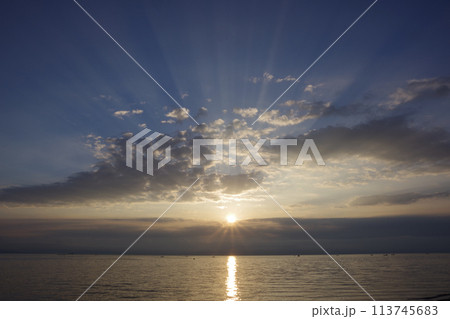 有明海と朝日と上空に放射状に伸びる薄明光線 有明海と朝日と上空に放射状に伸びる薄明光線 113745683