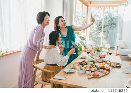 a forty-something woman 113746255