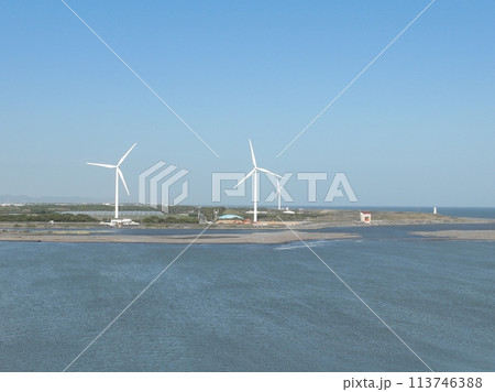 静岡県磐田市の風力発電を空撮風景 静岡県磐田市の風力発電を空撮風景 113746388