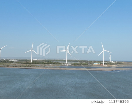 静岡県磐田市の風力発電を空撮風景 静岡県磐田市の風力発電を空撮風景 113746396