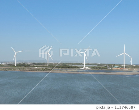 静岡県磐田市の風力発電を空撮風景 113746397