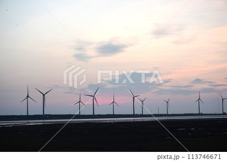 【台湾】高美湿地の夕日と風車の景色 【台湾】高美湿地の夕日と風車の景色 113746671