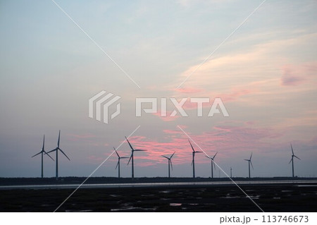 【台湾】高美湿地の夕日と風車の景色 【台湾】高美湿地の夕日と風車の景色 113746673
