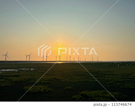 【台湾】高美湿地の夕日と風車の景色 113746674