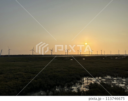 【台湾】高美湿地の夕日と風車の景色 【台湾】高美湿地の夕日と風車の景色 113746675
