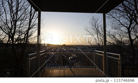 千葉県印西市にある夕日で有名な木下万葉公園の展望台の夕暮れ 千葉県印西市にある夕日で有名な木下万葉公園の展望台の夕暮れ 113746696