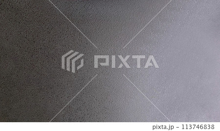 光沢のあるでこぼこした黒の壁面 光沢のあるでこぼこした黒の壁面 113746838