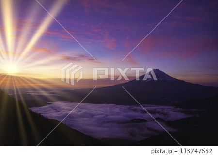 富士山頂に光放つ太陽光線	 113747652