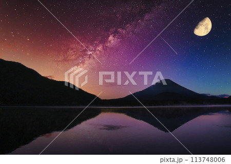 富士山にかかる月と星空合成 富士山にかかる月と星空合成 113748006