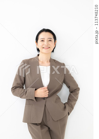 スーツ姿のミドル女性 113748210