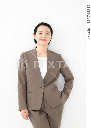 スーツ姿のミドル女性 113748211