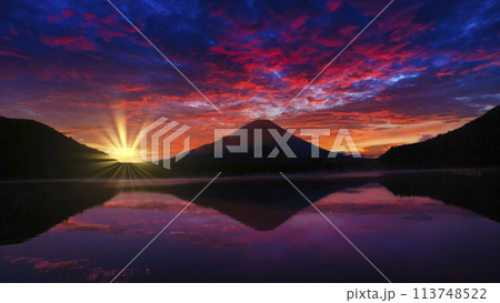 富士山に光放つ太陽光線合成 113748522