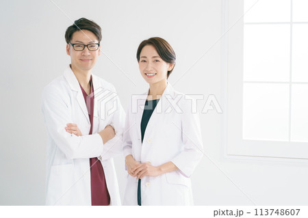 白衣を着た男女のポートレート 白衣を着た男女のポートレート 113748607