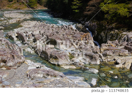 和歌山県古座川町にある滝の拝の風景 和歌山県古座川町にある滝の拝の風景 113748635