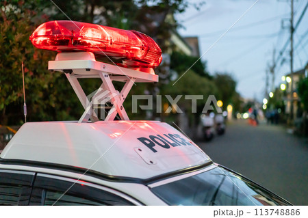 パトカーの赤色灯 113748886