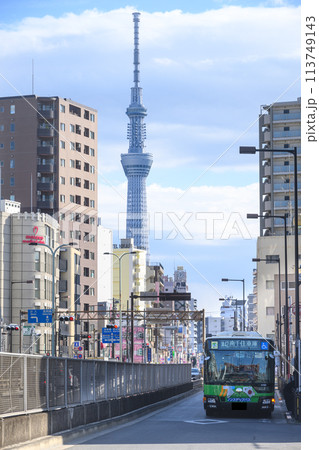 都営バスとスカイツリーのある風景　南千住車庫前 113749143