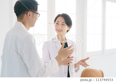 話し合いをする白衣の男女 113749553