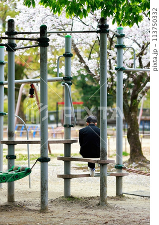 公園で時間を潰す不登校 学生 公園で時間を潰す不登校 学生 113750332