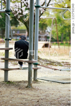 公園で時間を潰す不登校　学生 113750340