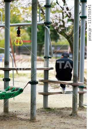 公園で時間を潰す不登校 学生 公園で時間を潰す不登校 学生 113750341