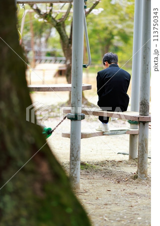 公園で時間を潰す不登校　学生 113750343
