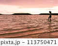 サンセットビーチで遊ぶ女の子 113750471