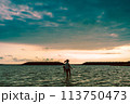 サンセットビーチで遊ぶ女の子 113750473