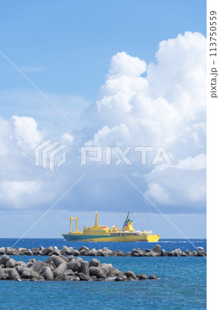 八丈島・底土港を出港したフェリー（橘丸） 113750559
