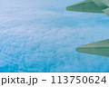 飛行機の窓から見た空 113750624