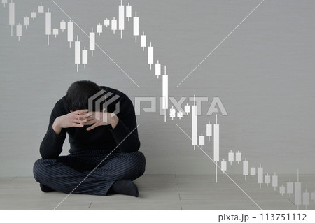 株価の暴落に悩む男性 株価の暴落に悩む男性 113751112