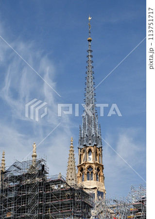 パリ、フランス。火災後、再び姿を現したノートルダム大聖堂の尖塔。2024年4月14日撮影。 パリ、フランス。火災後、再び姿を現したノートルダム大聖堂の尖塔。2024年4月14日撮影。 113751717