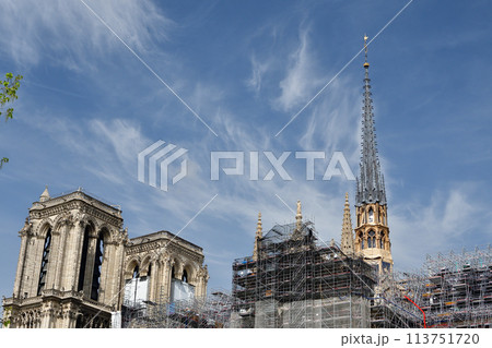 パリ、フランス。火災後、再び姿を現したノートルダム大聖堂の尖塔。2024年4月14日撮影。 113751720