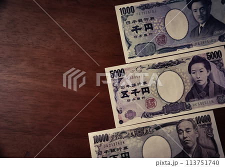 机に置かれた紙幣 机に置かれた紙幣 113751740